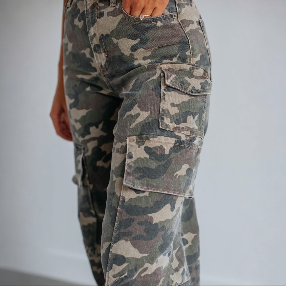 Hidden Camouflage Wide Leg Cargo Jeans - Picture 10 of 11